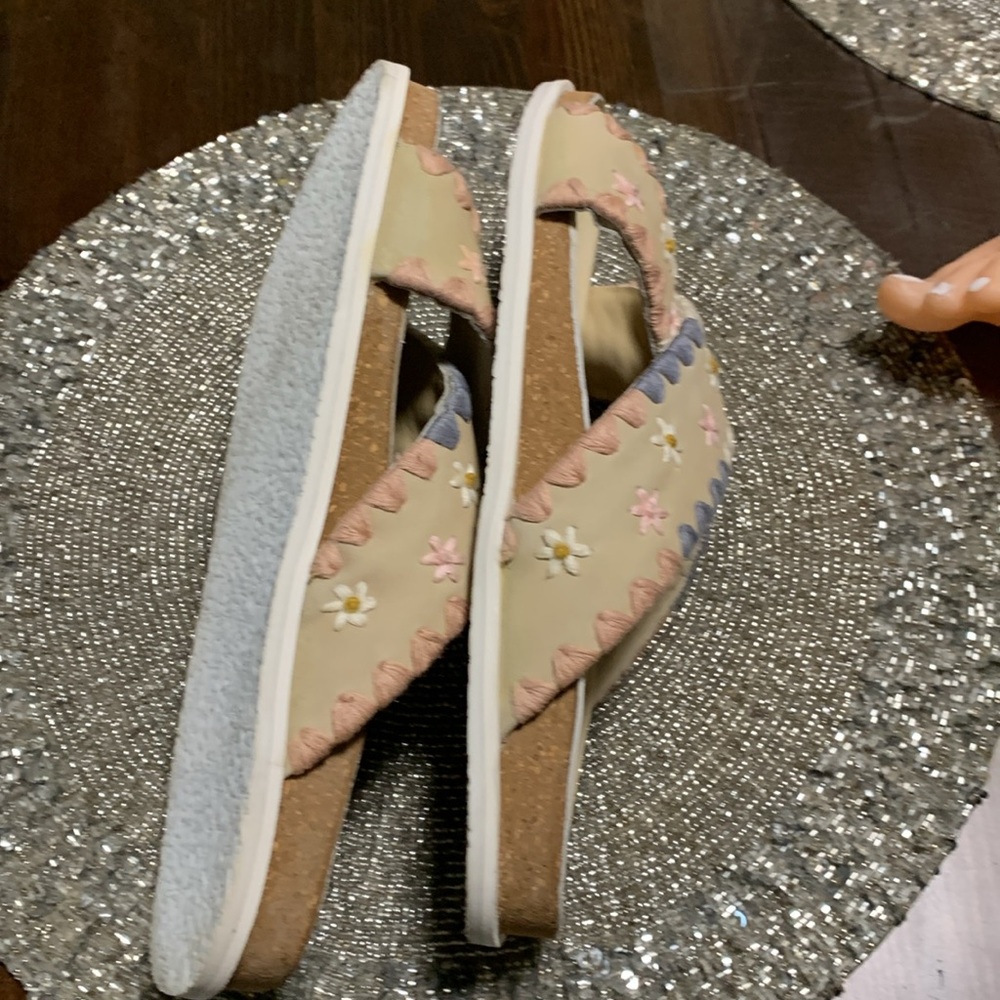 FREE PEOPLE Washed Natural Wildflower Embroidered crossband Sandals sz E… - Picture 11 of 12